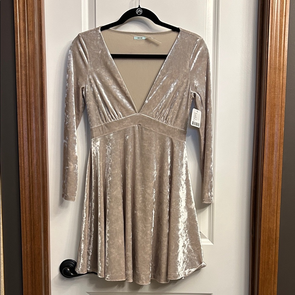 Kimchi Blue Velvet Long Sleeve Dress in Cream